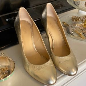 Michael Kors Gold Pumps
